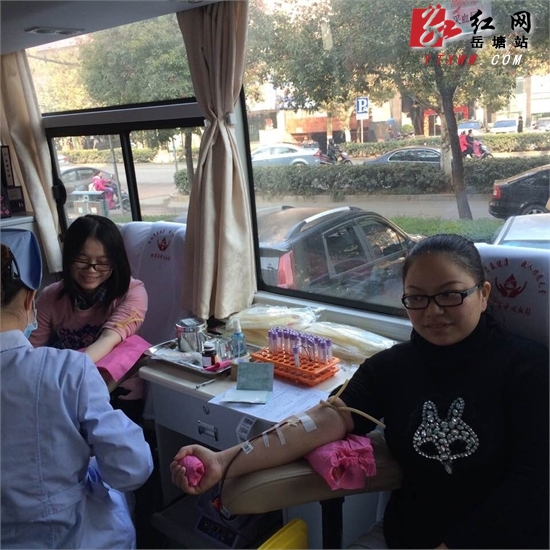 岳塘区中西医结合医院医务人员踊跃参加无偿献血