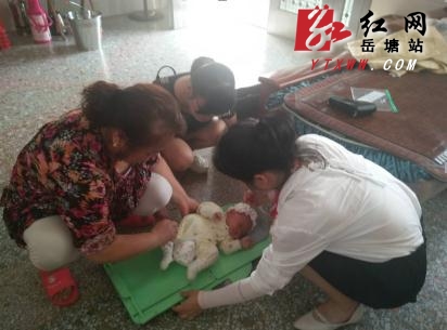 阳塘村联合中西结合医院开展孕产妇产后访视工作